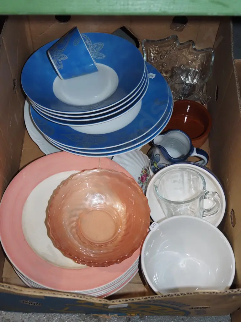 box; pink glass bowls, plates, bowls etc Image 1++