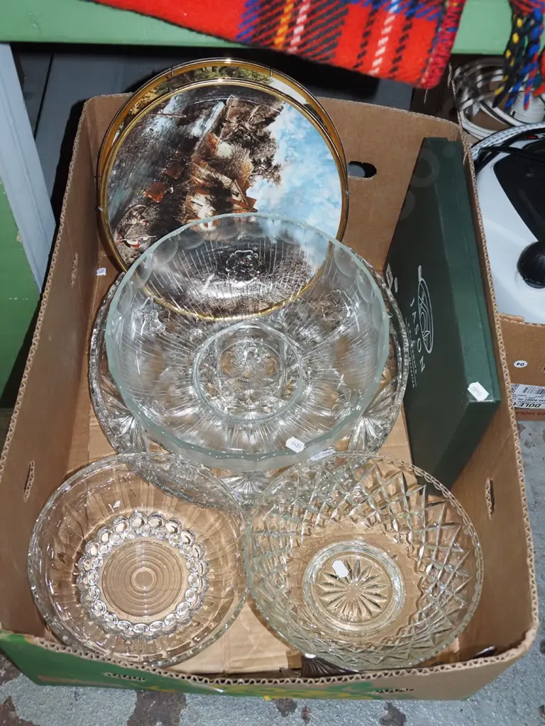 box; Constable cabinet plates, large serving bowls, placemats etc Image 1++