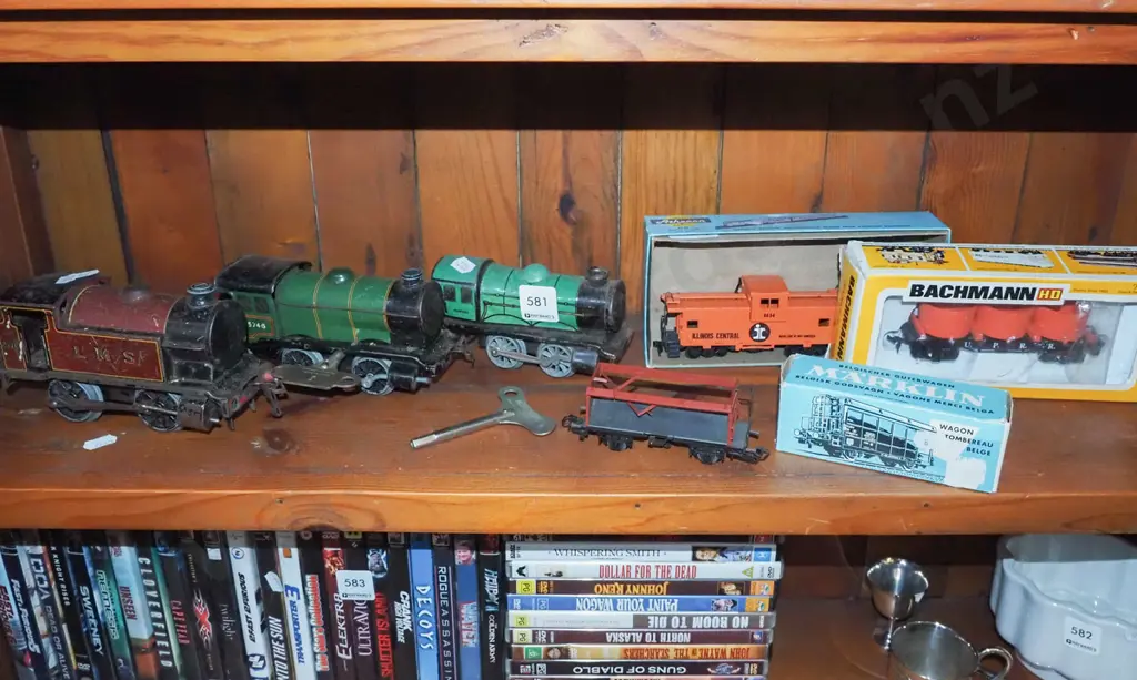 model trains; boxed rolling stock etc Image 1++