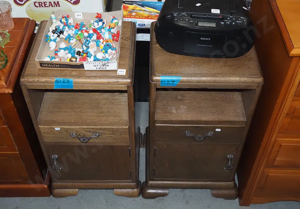 2x oak 1 door 1 drawer bedside cabinets - damage to one side of one cabinet Image 1++