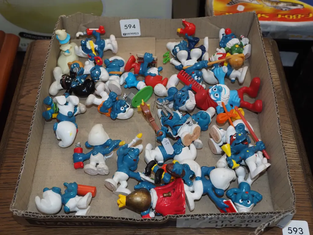 box of Smurfs Image 1++