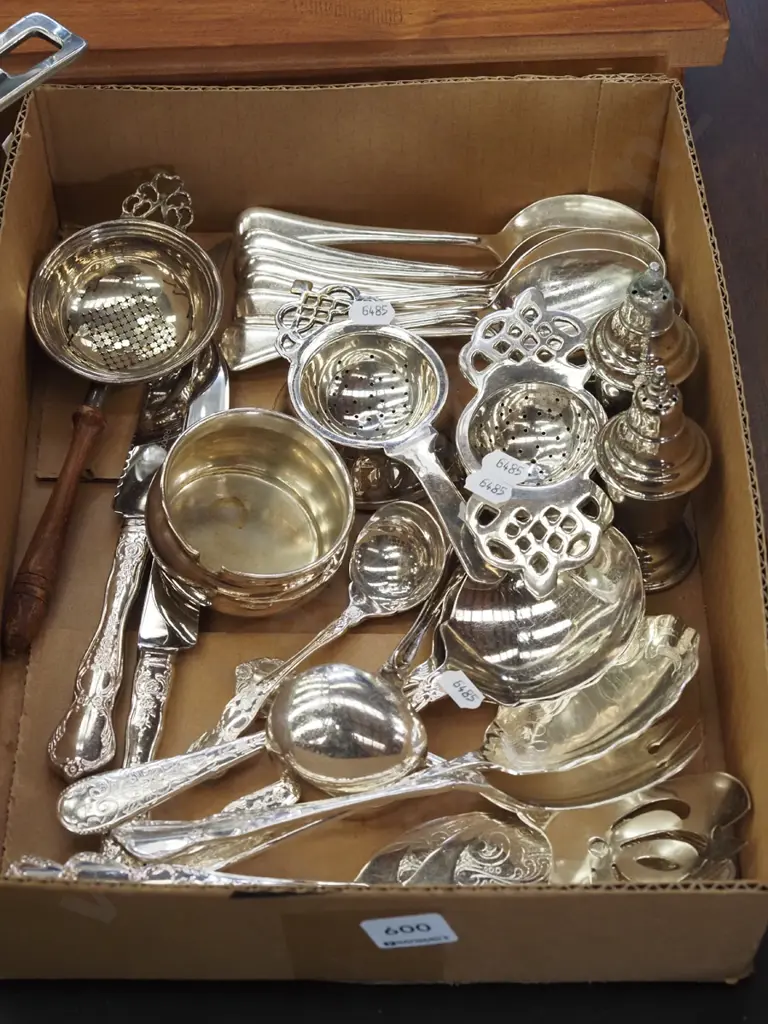 box of plated ware; salad servers, tea strainers, fiddle spoons etc Image 1++