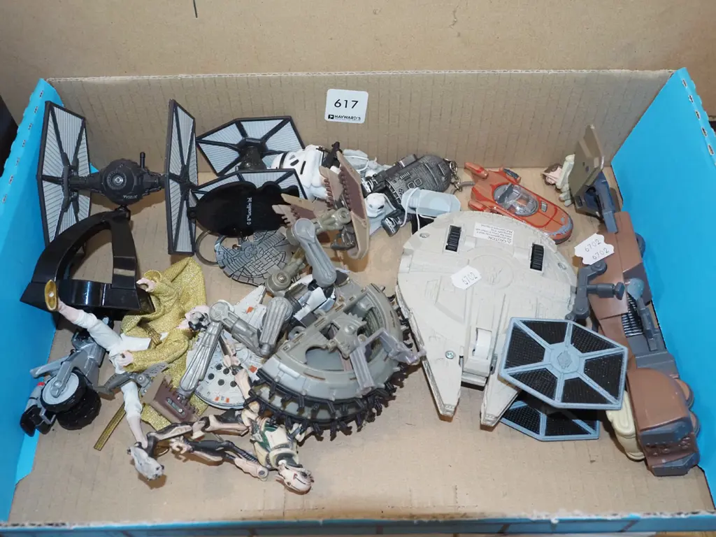 box of Star Wars figurines Image 1++