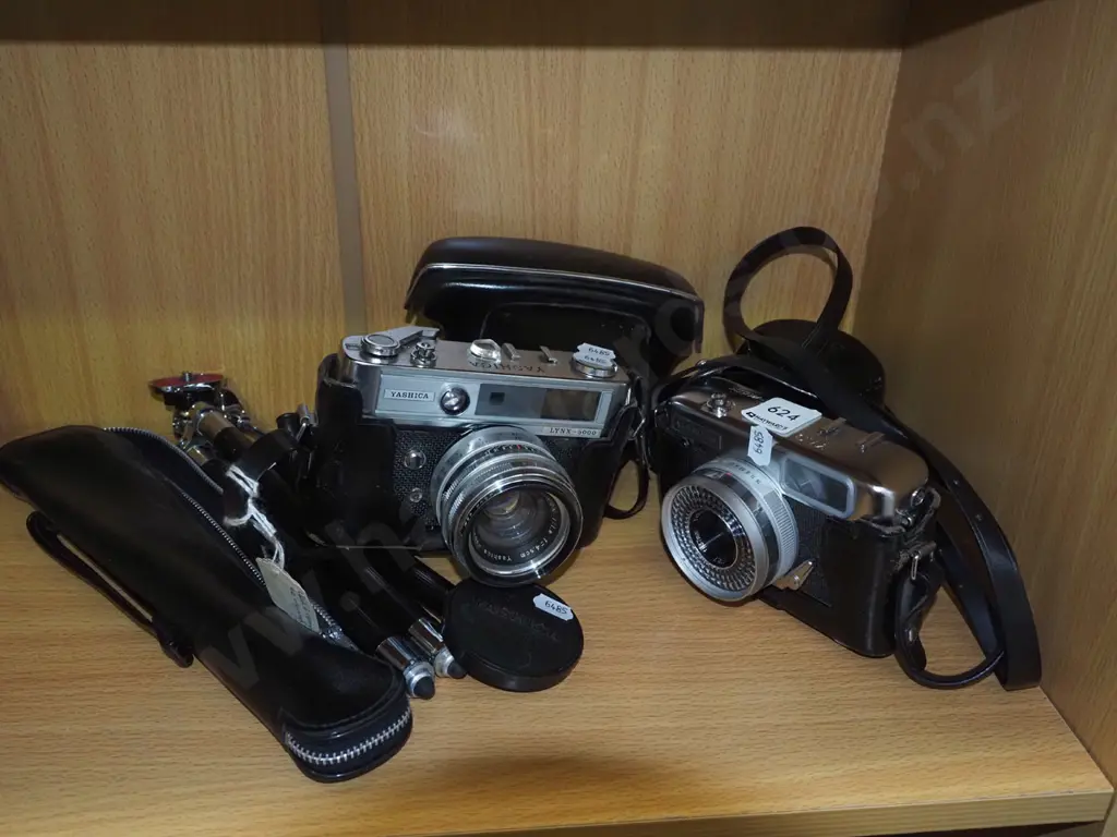 2x Yashika 35mm cameras, tripod Image 1++