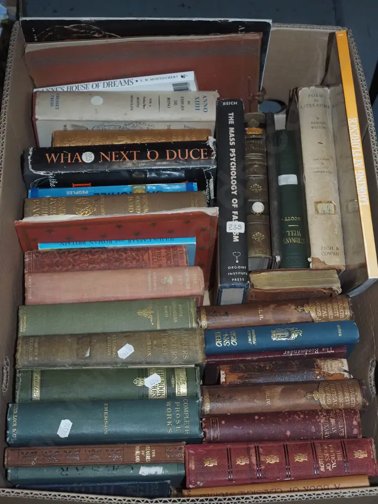 box of vintage and other books Image 1++