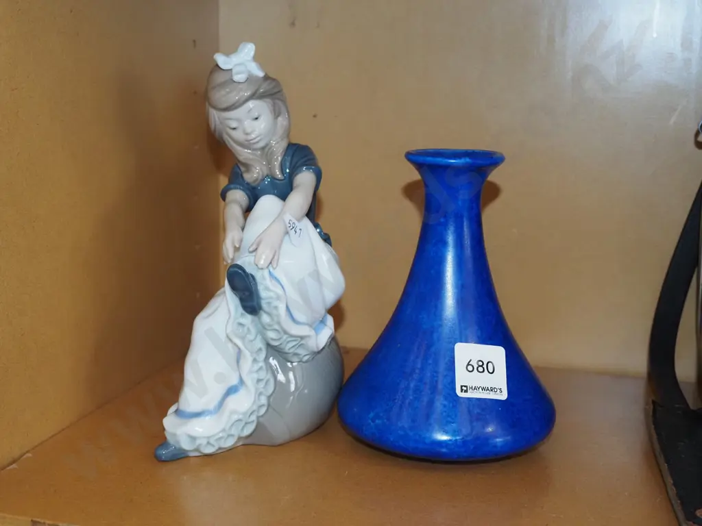 Nao figurine, Tustall vase  Image 1++