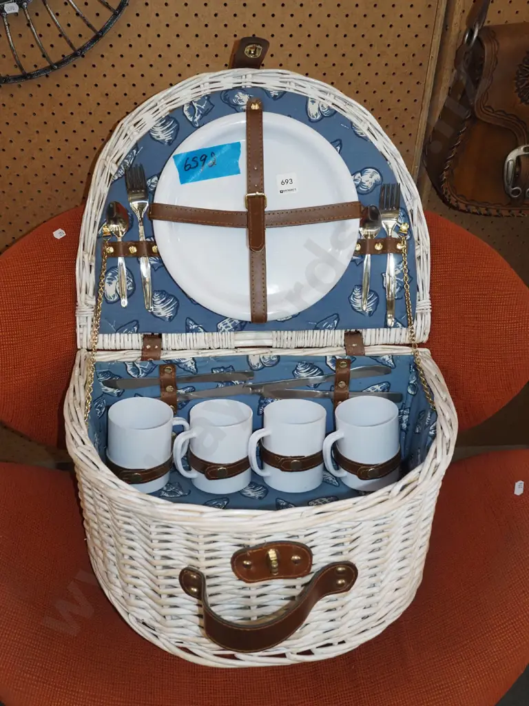 cane picnic hamper Image 1++