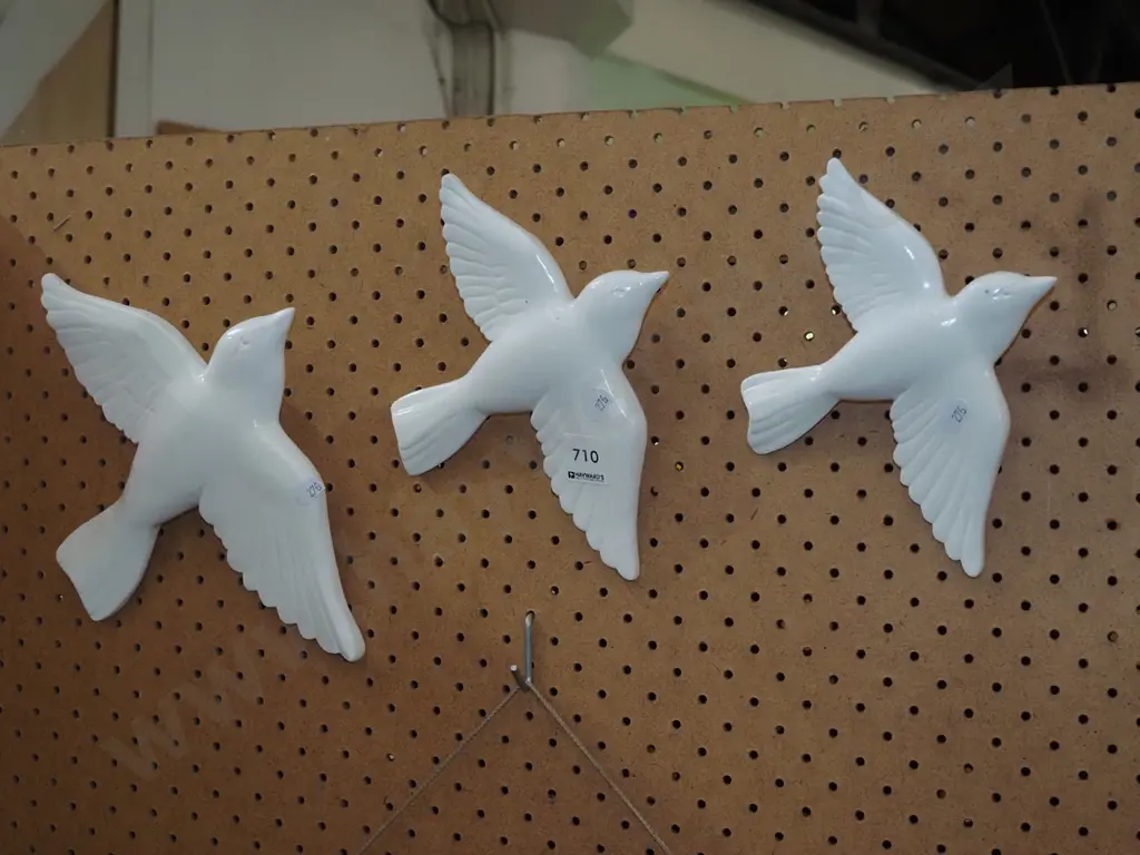 3x ceramic wall mounted birds Image 1++