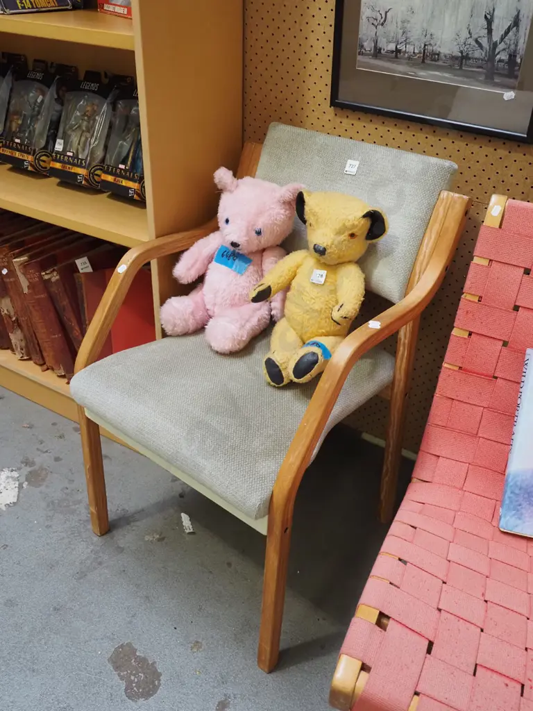 bent wood and upholstered reception chair Image 1++