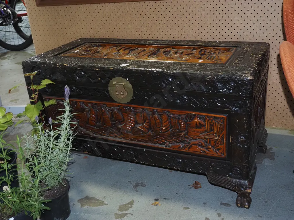 heavily carved camphorwood chest H490 W8590 D330 Image 1++