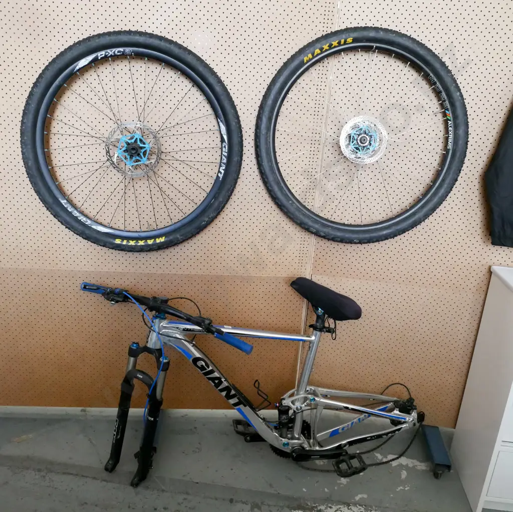 Silver black/blue Giant bike - has 2 wheels but missing axles Image 1++