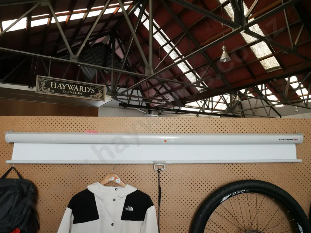 Liza Enigma wall mounted projector screen Image 1++