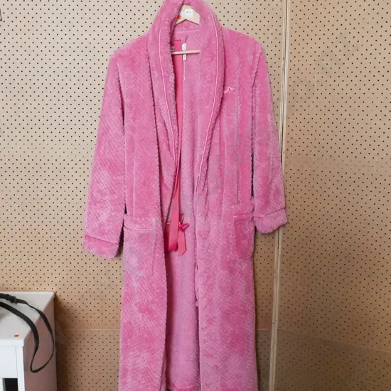 Peter Alexander robe