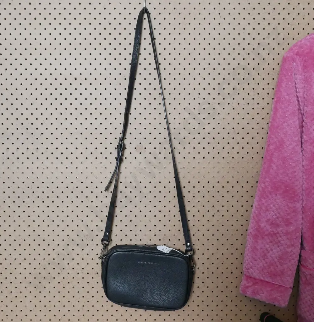 Black status anxiety bag Image 1++