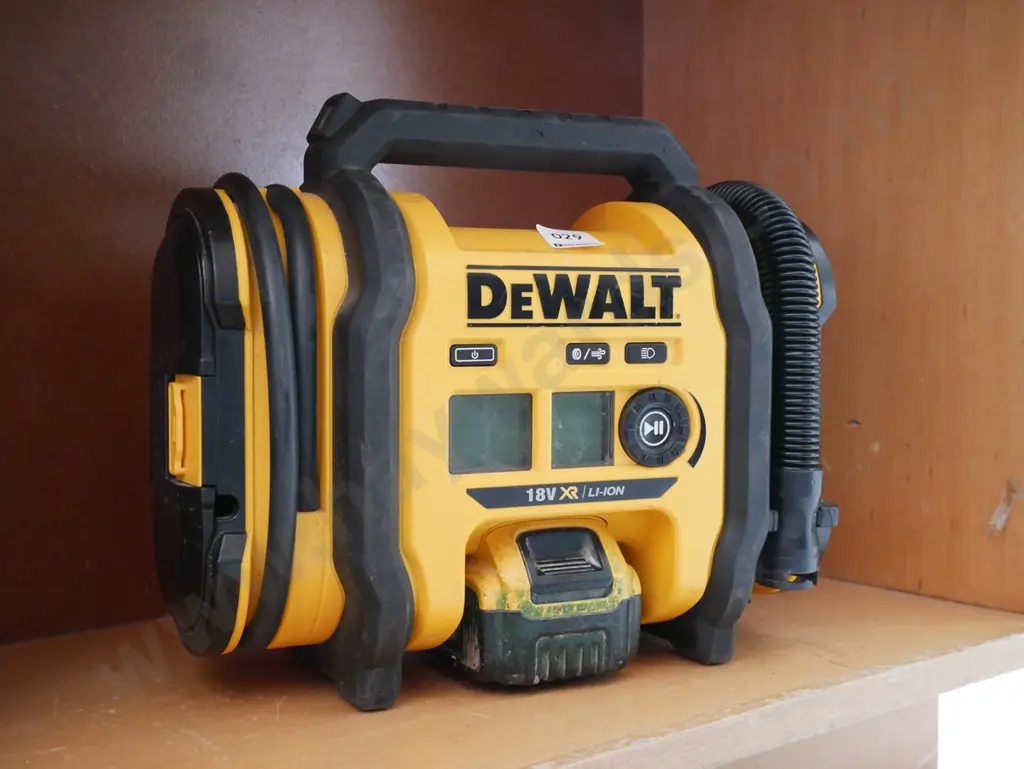DeWalt DCC018 18V electric air pump with spare battery Image 1++