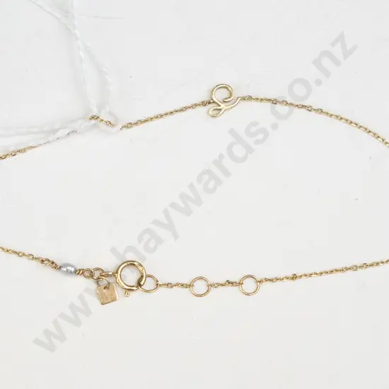 Small gold bracelet with very fine chain