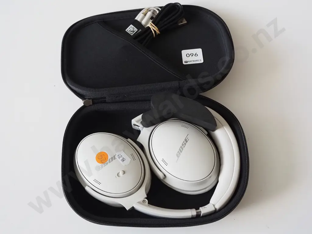 White Bose Noise Cancelling Headphones Image 1++