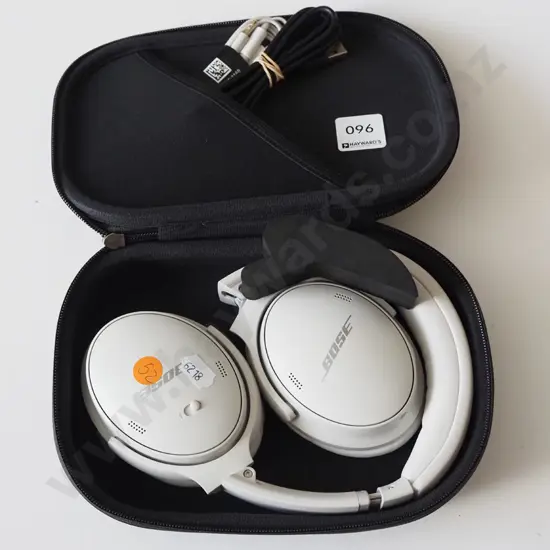 White Bose Noise Cancelling Headphones