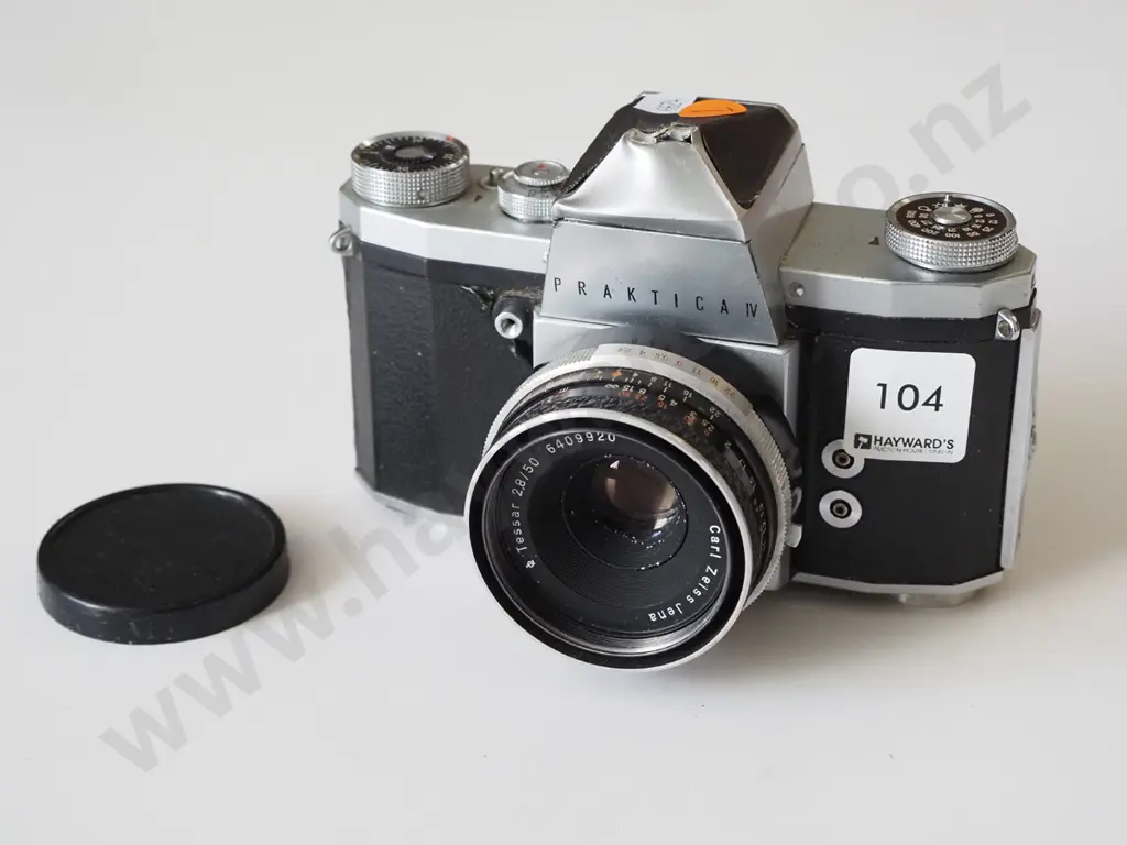 Praktica IV film camera, damaged Image 1++