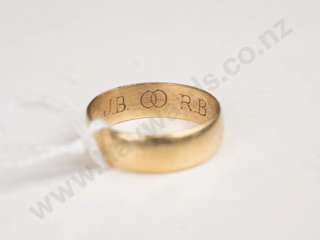 Gold ring 9ct, with initials engraved on inside Image 1++