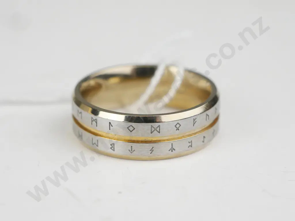 Ring. Silver coloured - with gold coloured grove Image 1++