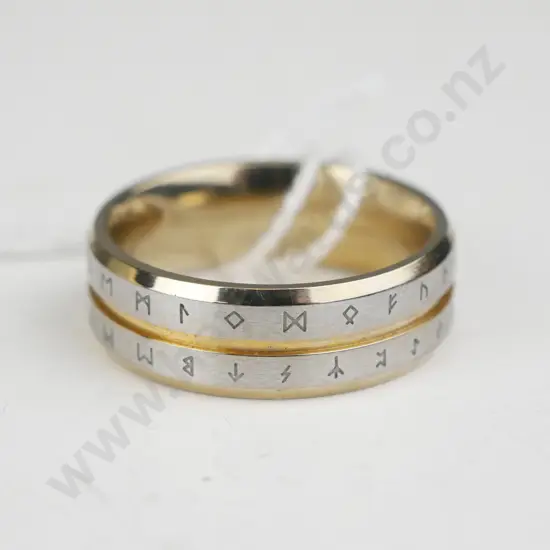 Ring. Silver coloured - with gold coloured grove
