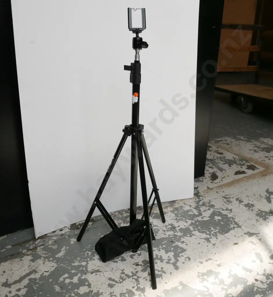 Tripod with cell phone attachment & carry case Image 1++