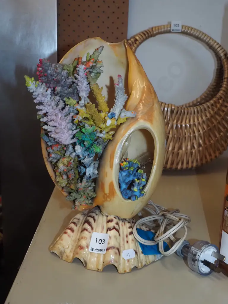 retro shell table lamp Image 1++