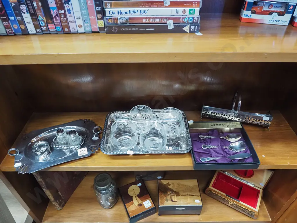shelf; plated ware, etched tumblers etc Image 1++