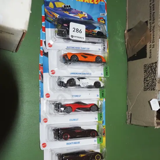 6x carded Hotwheels vehicles