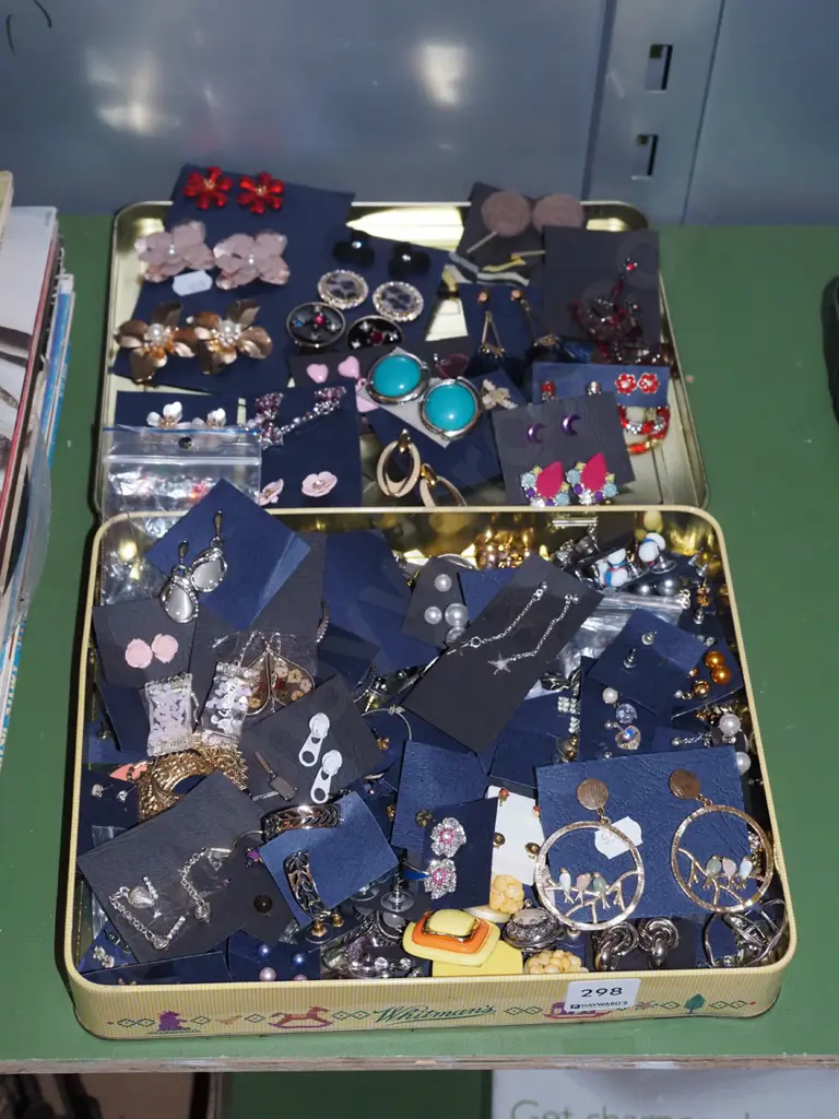 tin; costume jewellery earrings Image 1++