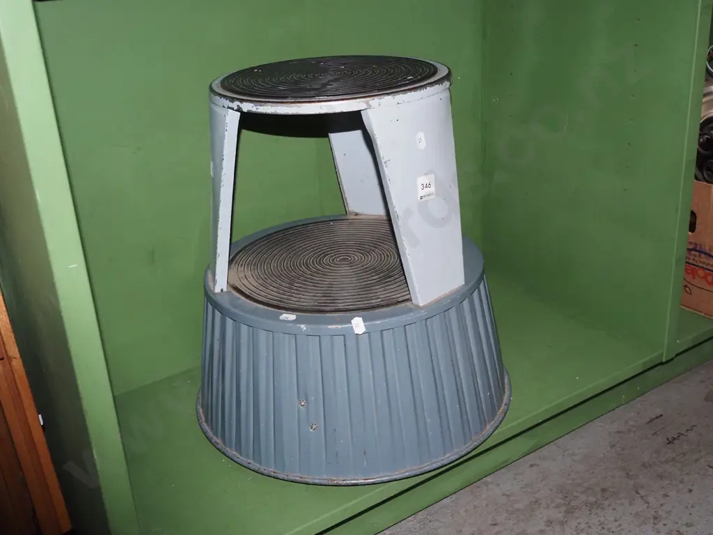 step stool on casters Image 1++