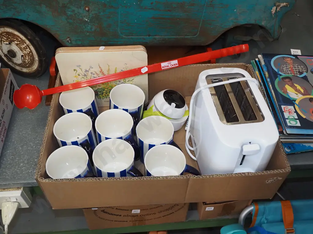 box; coffee cups, toaster, placemats etc Image 1++