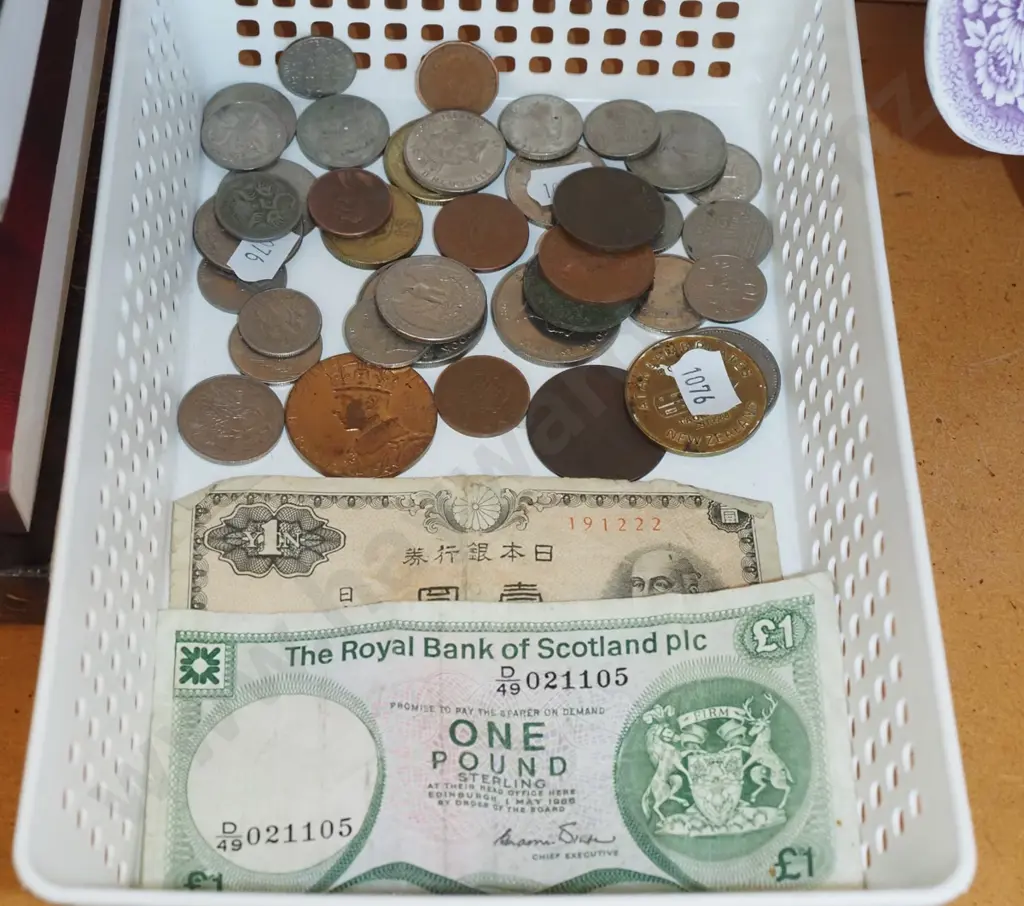 tray of notes and coins Image 1++