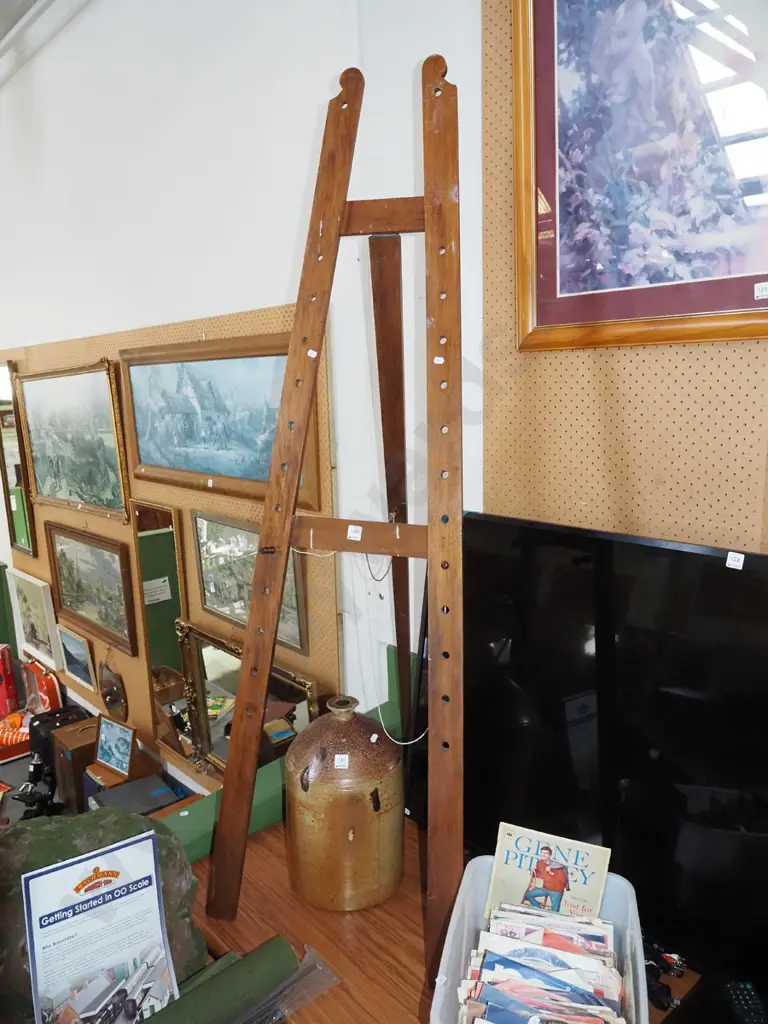 wooden artists easel H1610 Image 1++