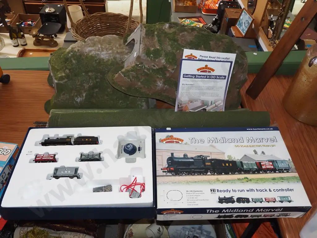 Bachmann train set - maybe incomplete, plastic train tunnels, tracks etc Image 1++