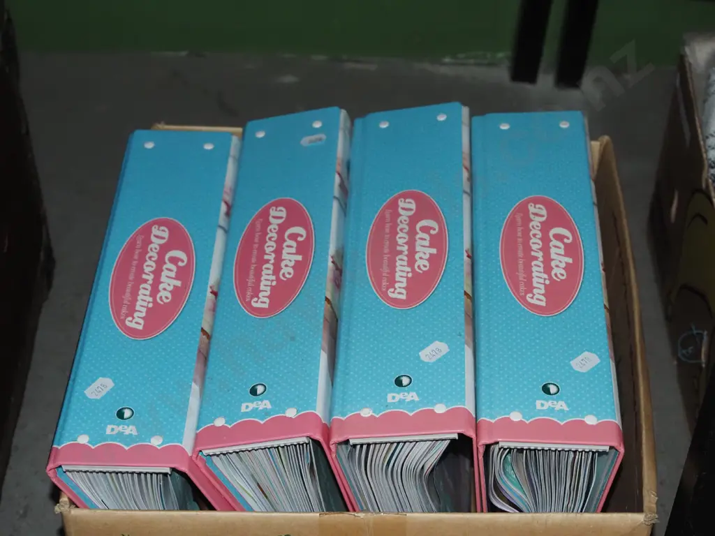 box; cake decorating magazines in folders Image 1++