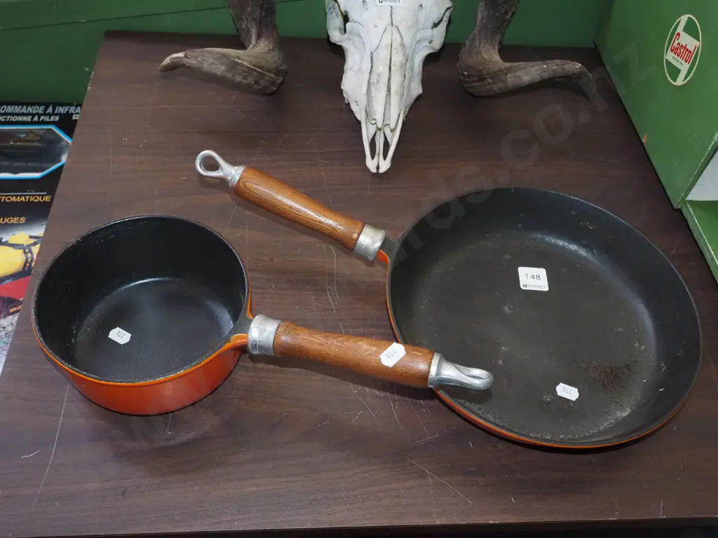 cast iron and enamel frying pan and pot Frying pan Diam250 Image 1++