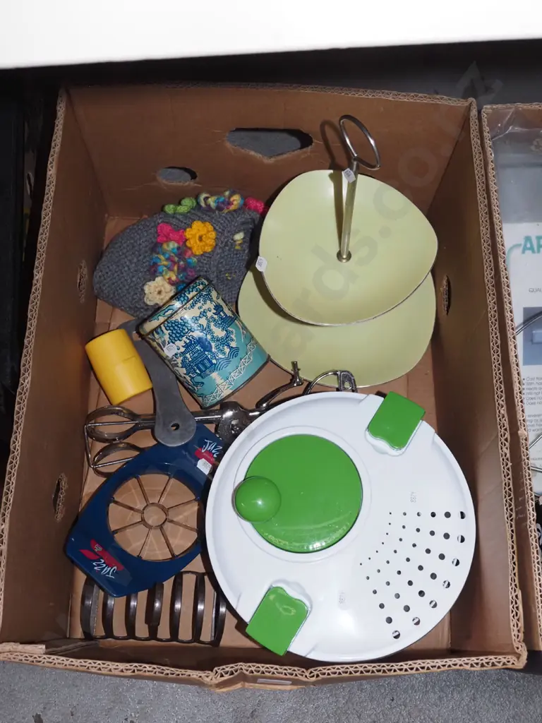box; salad spinner, toast rack, bottle opener, cake server etc Image 1++