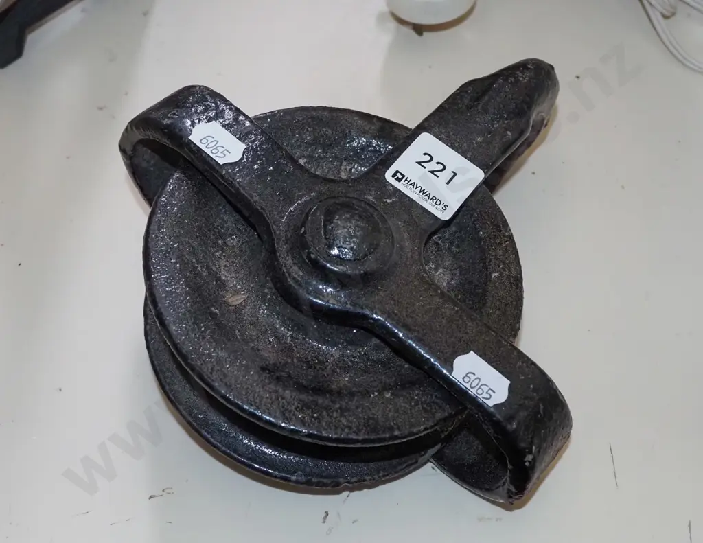 vintage metal pulley H190 Image 1++