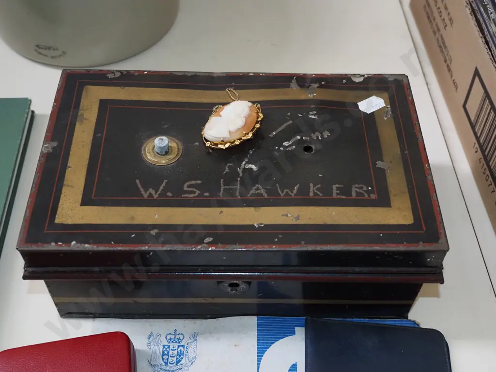 cash box with coins, cameo pendant Image 1++