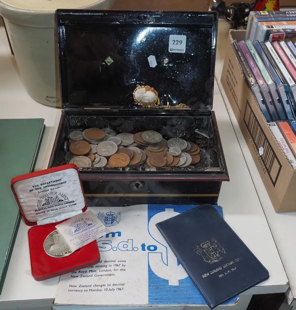cash box with coins, cameo pendant Image 1++