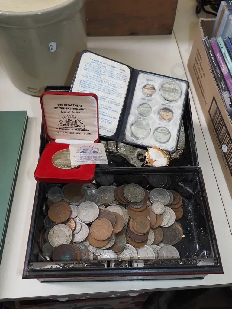 cash box with coins, cameo pendant Image 1++
