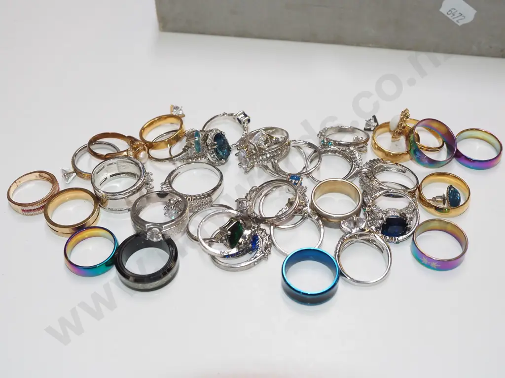 box of dress rings Image 1++