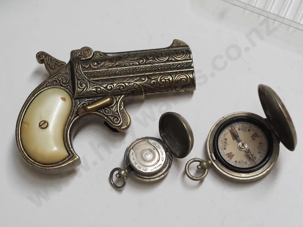 replica dirringer pistol, compass, sovereign case Image 1++