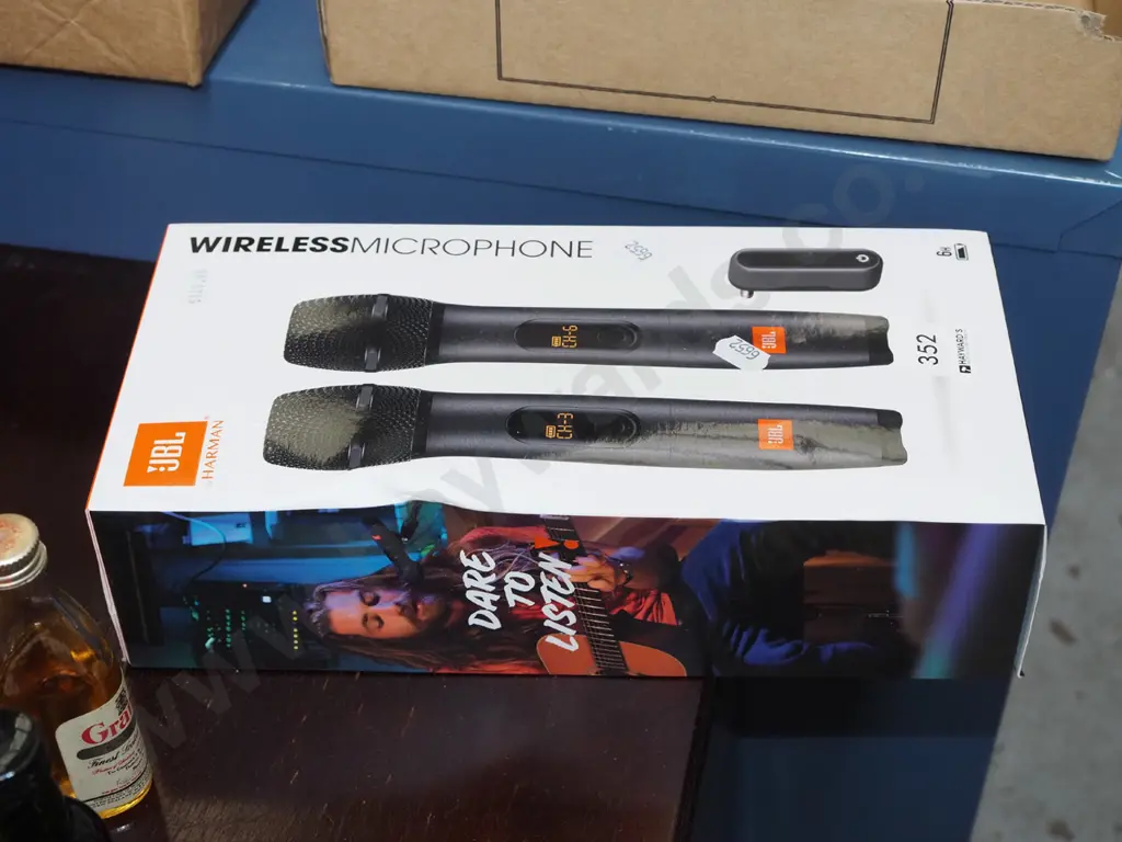box; pair of JBL wireless microphones Image 1++