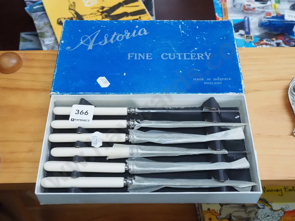 box set of 6 bone handled knives Image 1++