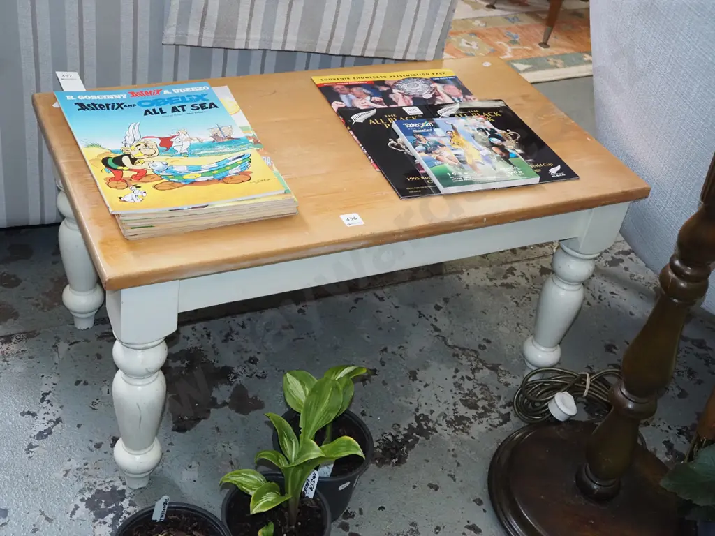 turned leg rimu top coffee table H420 W800 D430 Image 1++