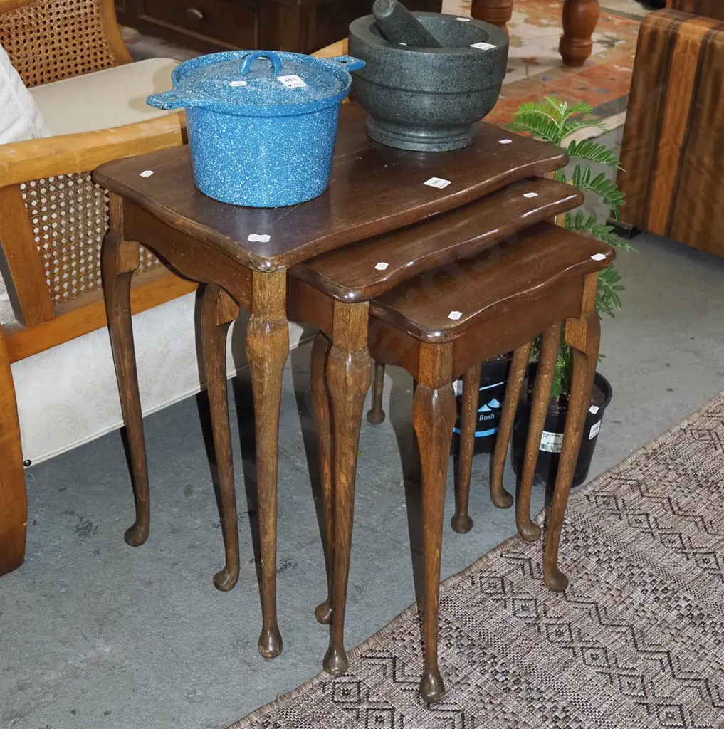 mahogany nest of 3 tables Image 1++