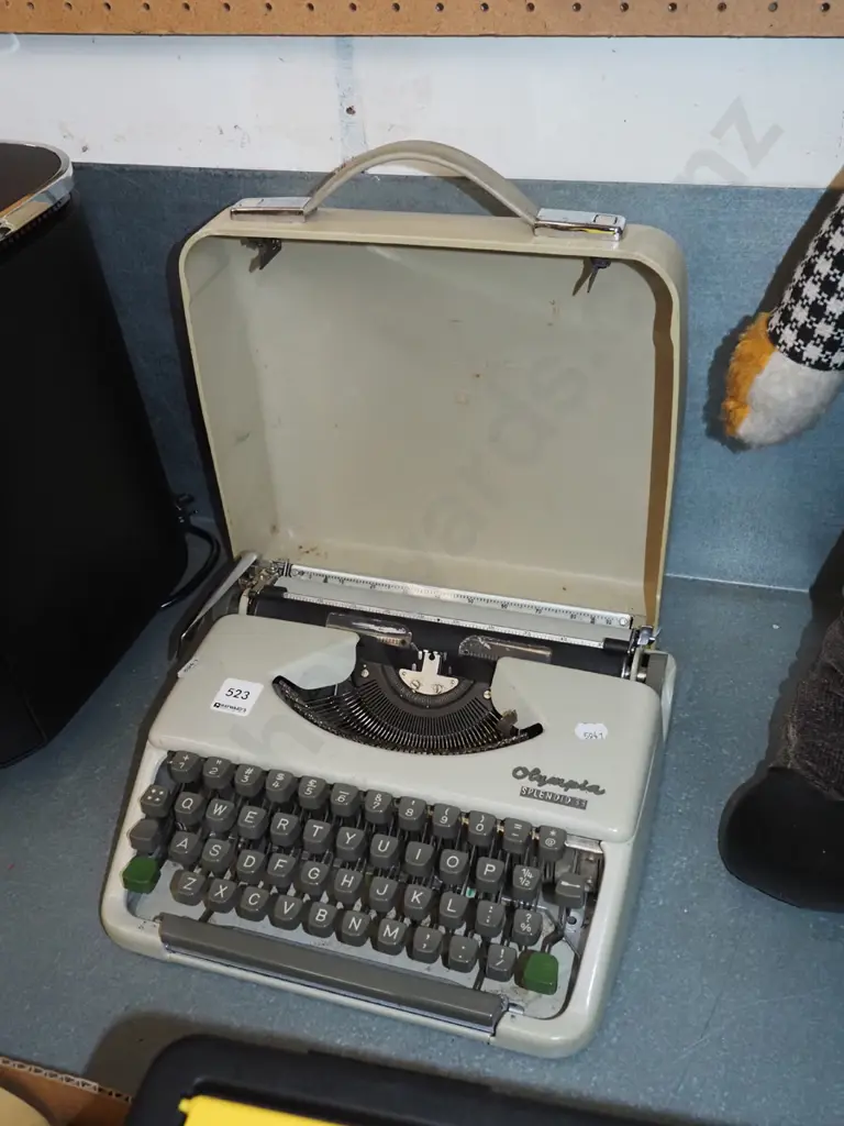 Olympia Splendid portable typewriter Image 1++